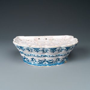 A blue and white Moustiers faience flower holder, France, 18th C. — 照片 2
