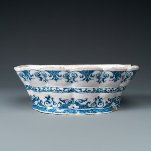 A blue and white Moustiers faience flower holder, France, 18th C. — 照片 3