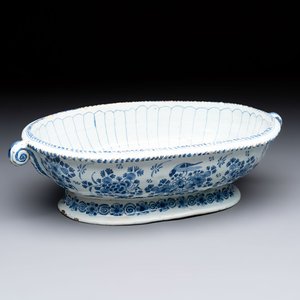 A blue and white Nevers faience jardinière, France, 17th C. — 照片 1