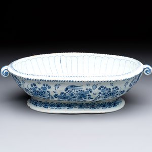 A blue and white Nevers faience jardinière, France, 17th C. — 照片 2