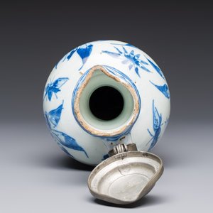 A blue and white pewter-mounted Delftware chinoiserie ewer, probably London, 17th C. — photo 7