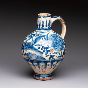A blue and white Portugese faience jug with a bird among flowering branches, 17th C. — foto 1