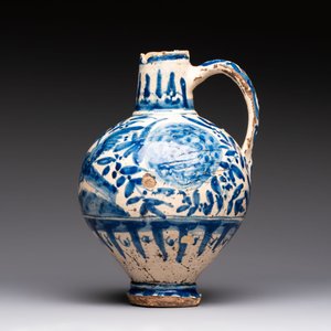 A blue and white Portugese faience jug with a bird among flowering branches, 17th C. — foto 2