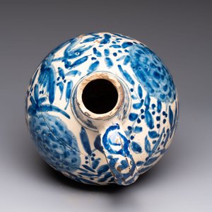 A blue and white Portugese faience jug with a bird among flowering branches, 17th C. — foto 6