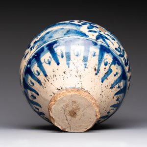 A blue and white Portugese faience jug with a bird among flowering branches, 17th C. — foto 7