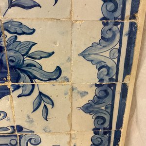 A blue and white Portuguese tile mural depicting an urn filled with flowers and fruits, 18th C. — 照片 12