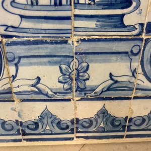 A blue and white Portuguese tile mural depicting an urn filled with flowers and fruits, 18th C. — 照片 14
