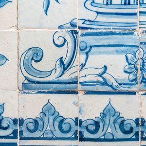 A blue and white Portuguese tile mural depicting an urn filled with flowers and fruits, 18th C. — 照片 5