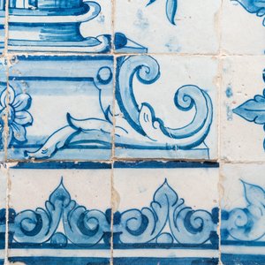 A blue and white Portuguese tile mural depicting an urn filled with flowers and fruits, 18th C. — 照片 6