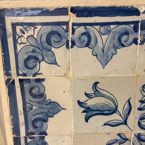 A blue and white Portuguese tile mural depicting an urn filled with flowers and fruits, 18th C. — 照片 7