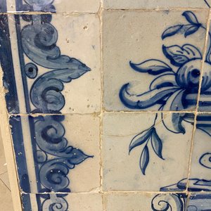A blue and white Portuguese tile mural depicting an urn filled with flowers and fruits, 18th C. — 照片 10