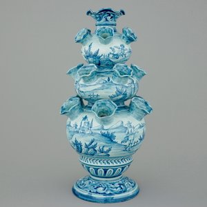 A blue and white pyramidal tulip vase, Cantagalli, Italy, 19th C. — 照片 2