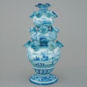 A blue and white pyramidal tulip vase, Cantagalli, Italy, 19th C. — 照片 3