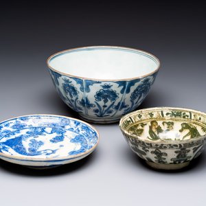A blue and white Safavid chinoiserie bowl, a plate, and a Qajar bowl, 17/19th C. — photo 1