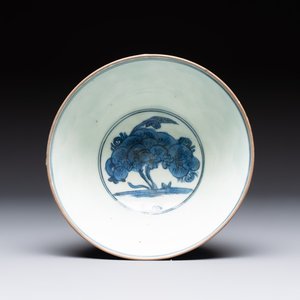 A blue and white Safavid chinoiserie bowl, a plate, and a Qajar bowl, 17/19th C. — photo 2