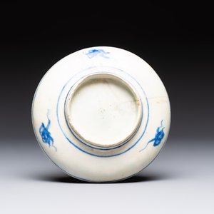 A blue and white Safavid chinoiserie bowl, a plate, and a Qajar bowl, 17/19th C. — photo 5