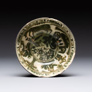 A blue and white Safavid chinoiserie bowl, a plate, and a Qajar bowl, 17/19th C. — photo 6
