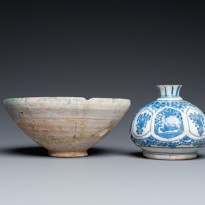 A blue and white Safavid hookah base, a Kashan bowl and a Kutahya plate, Persia and Turkey, 14th C. and later — 照片 8