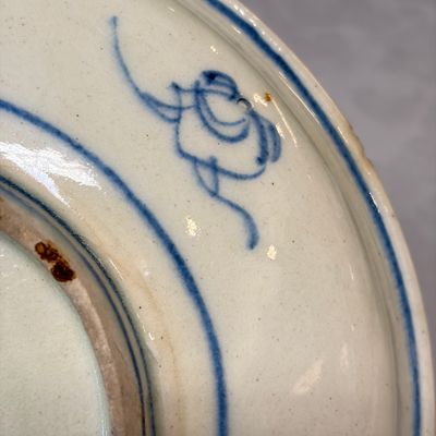 A blue and white Safavid plate — photo 15