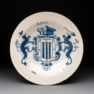 A blue and white Spanish armorial dish with the arms of Agreda, Talavera, 18th C. — photo 1