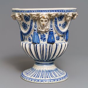 A blue and white Spanish pottery footed urn, Talavera, 18/19th C. — 照片 2