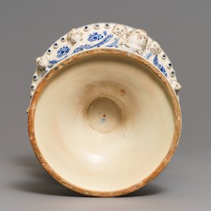 A blue and white Spanish pottery footed urn, Talavera, 18/19th C. — 照片 6