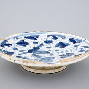 A blue and white Spanish pottery tazza with a hare, Teruel, 17th C. — 照片 3