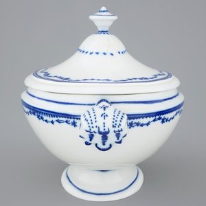 A blue and white Tournai porcelain tureen and cover, 18th C. — photo 4
