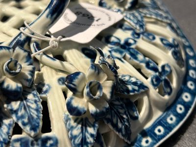 A blue and white tureen with reticulated cover, Worcester, England, 18th C. — photo 2
