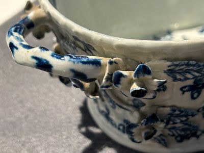 A blue and white tureen with reticulated cover, Worcester, England, 18th C. — photo 3