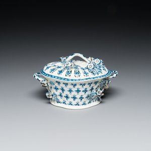 A blue and white tureen with reticulated cover, Worcester, England, 18th C. — photo 1
