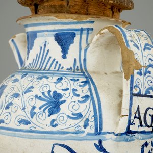 A blue and white wet drug jar, Faenza, 16/17th C. — 照片 10