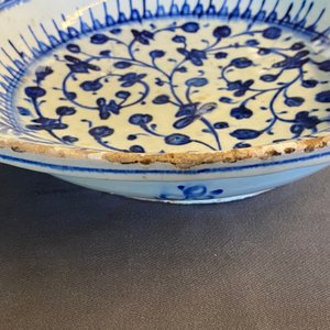 A blue and wite Iznik dish with floral design, Turkey, late 16th C. — photo 5