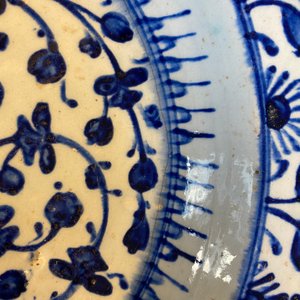 A blue and wite Iznik dish with floral design, Turkey, late 16th C. — photo 7