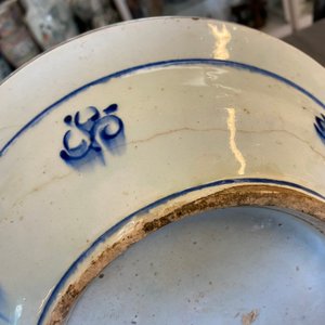 A blue and wite Iznik dish with floral design, Turkey, late 16th C. — photo 9