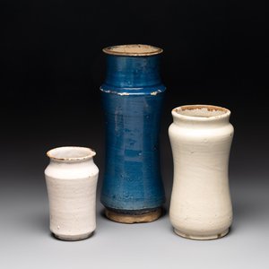 A blue-glazed albarello and two white-glazed albarelli, Spain, 17th C. — photo 1