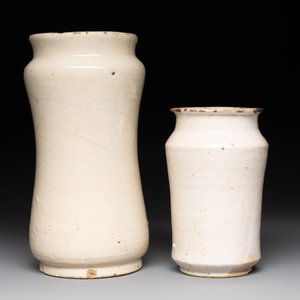 A blue-glazed albarello and two white-glazed albarelli, Spain, 17th C. — photo 4