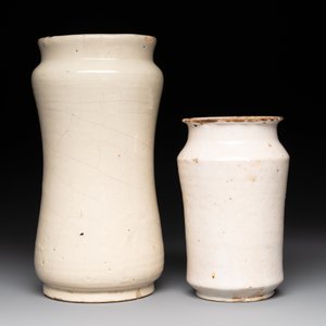 A blue-glazed albarello and two white-glazed albarelli, Spain, 17th C. — photo 5