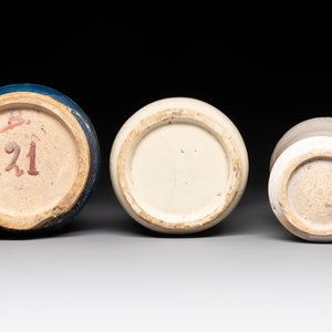 A blue-glazed albarello and two white-glazed albarelli, Spain, 17th C. — photo 7