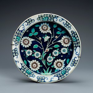 A blue-ground Iznik-style pottery dish, Kütahya, Turkey, 19th C. — photo 1