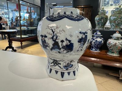A blue, white and manganese Dutch Delft chinoiserie vase and cover, ca. 1700 — photo 1