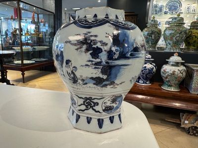 A blue, white and manganese Dutch Delft chinoiserie vase and cover, ca. 1700 — photo 2