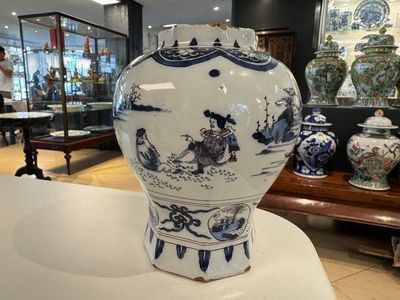 A blue, white and manganese Dutch Delft chinoiserie vase and cover, ca. 1700 — photo 3