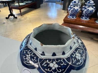 A blue, white and manganese Dutch Delft chinoiserie vase and cover, ca. 1700 — photo 4