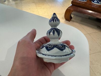 A blue, white and manganese Dutch Delft chinoiserie vase and cover, ca. 1700 — photo 6