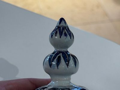 A blue, white and manganese Dutch Delft chinoiserie vase and cover, ca. 1700 — photo 8