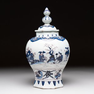 A blue, white and manganese Dutch Delft chinoiserie vase and cover, ca. 1700 — photo 1