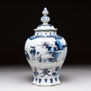A blue, white and manganese Dutch Delft chinoiserie vase and cover, ca. 1700 — photo 2