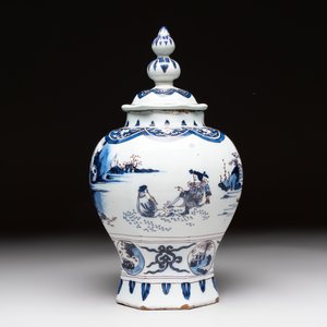 A blue, white and manganese Dutch Delft chinoiserie vase and cover, ca. 1700 — photo 3