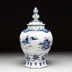 A blue, white and manganese Dutch Delft chinoiserie vase and cover, ca. 1700 — photo 4